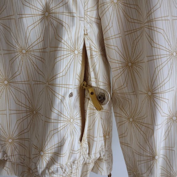 Helly Hansen, Helly Tech® Fabric Technology, Anorak, Size XL - Picture 13 of 16